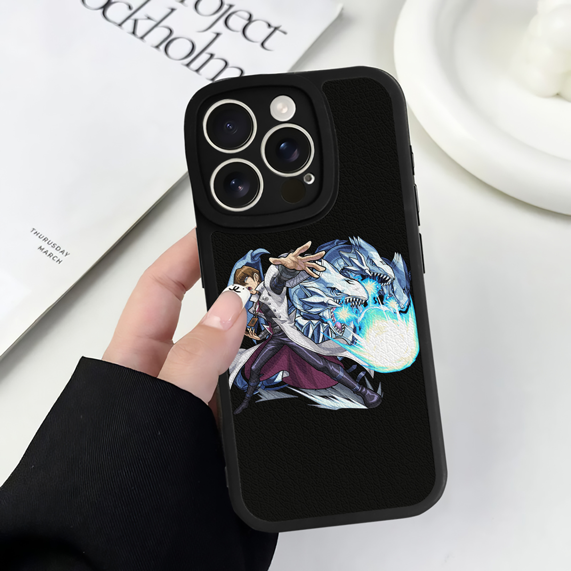 （画像用） 遊☆戯☆王 Yu-Gi-Oh! 【iPhone 16シリーズ対応】シリコンスマホケース（レザー調） 材質：シリコン